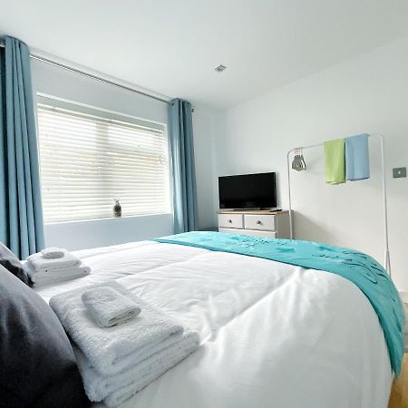 White Eden Retreat: Cozy King Bed & Pet-Friendly Oasis in Cornwall St Austell Exterior photo