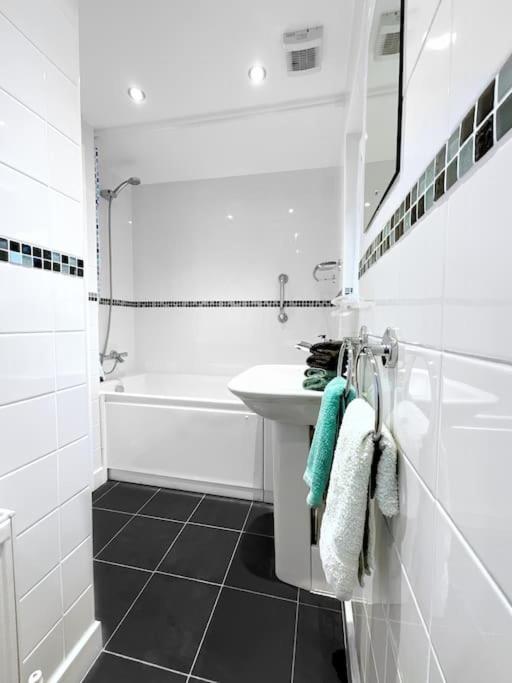 White Eden Retreat: Cozy King Bed & Pet-Friendly Oasis in Cornwall St Austell Exterior photo