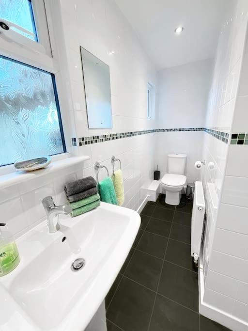 White Eden Retreat: Cozy King Bed & Pet-Friendly Oasis in Cornwall St Austell Exterior photo