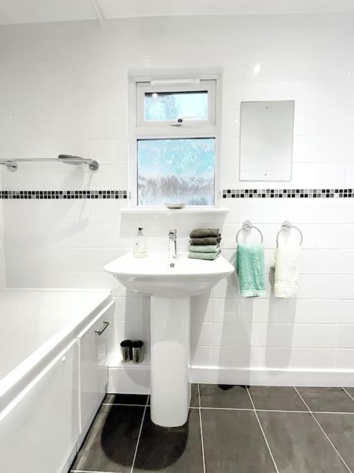 White Eden Retreat: Cozy King Bed & Pet-Friendly Oasis in Cornwall St Austell Exterior photo