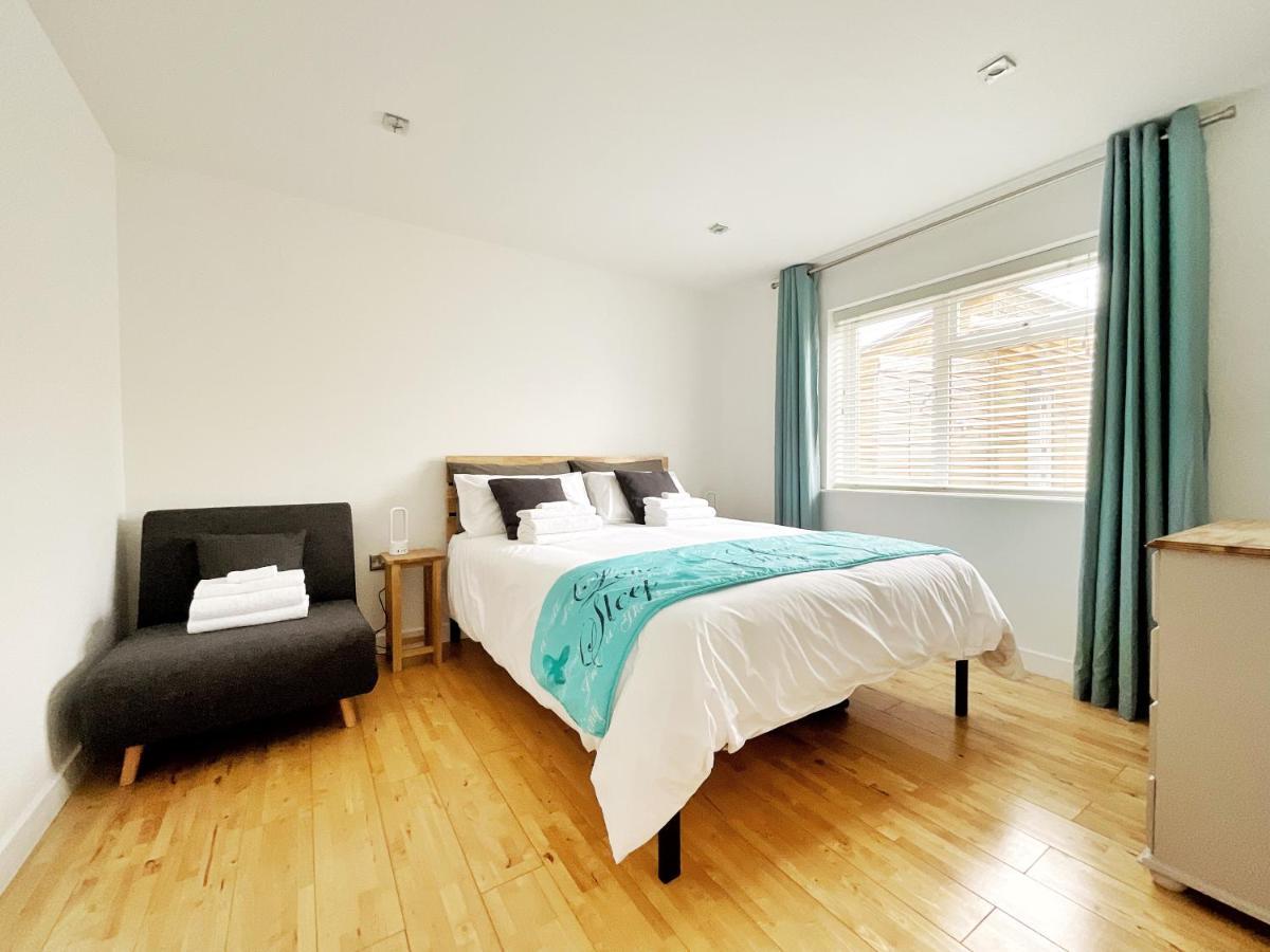 White Eden Retreat: Cozy King Bed & Pet-Friendly Oasis in Cornwall St Austell Exterior photo