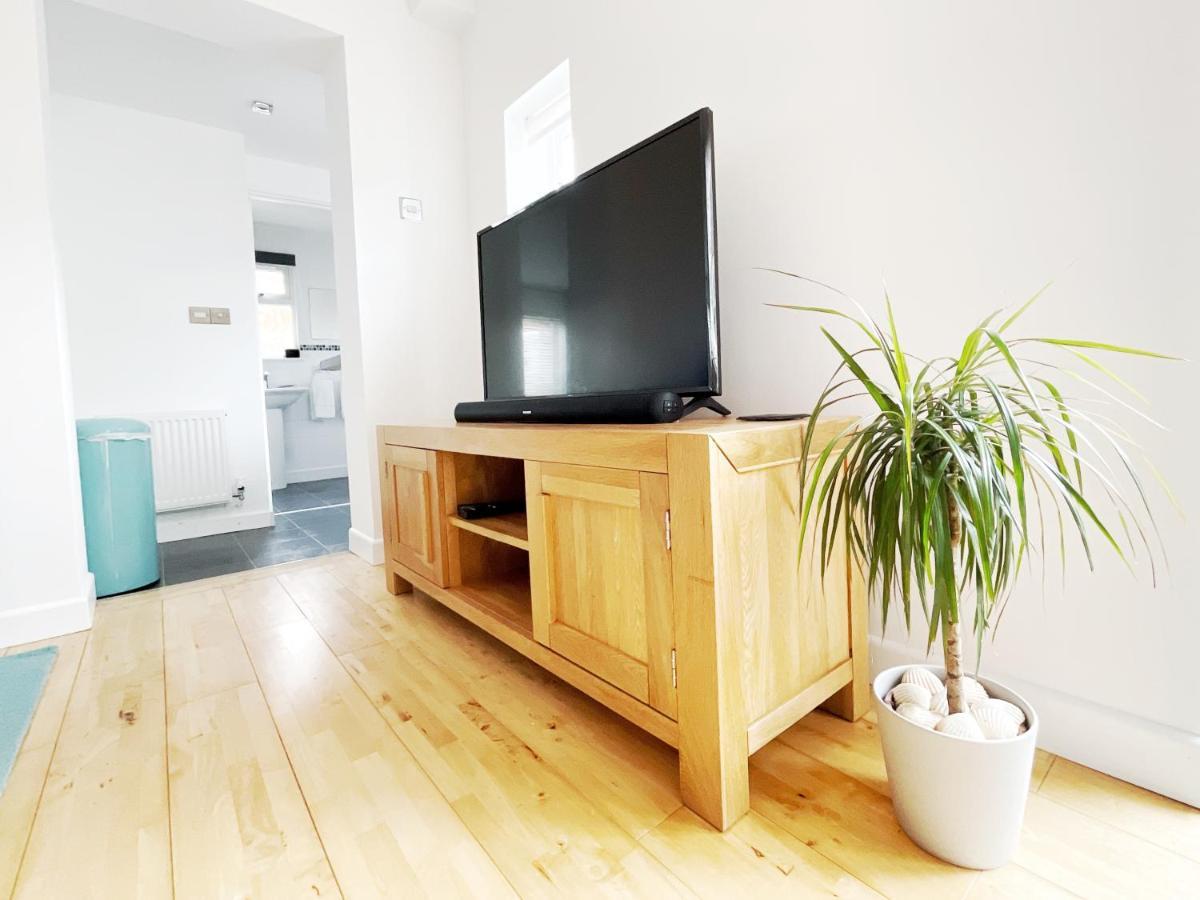 White Eden Retreat: Cozy King Bed & Pet-Friendly Oasis in Cornwall St Austell Exterior photo