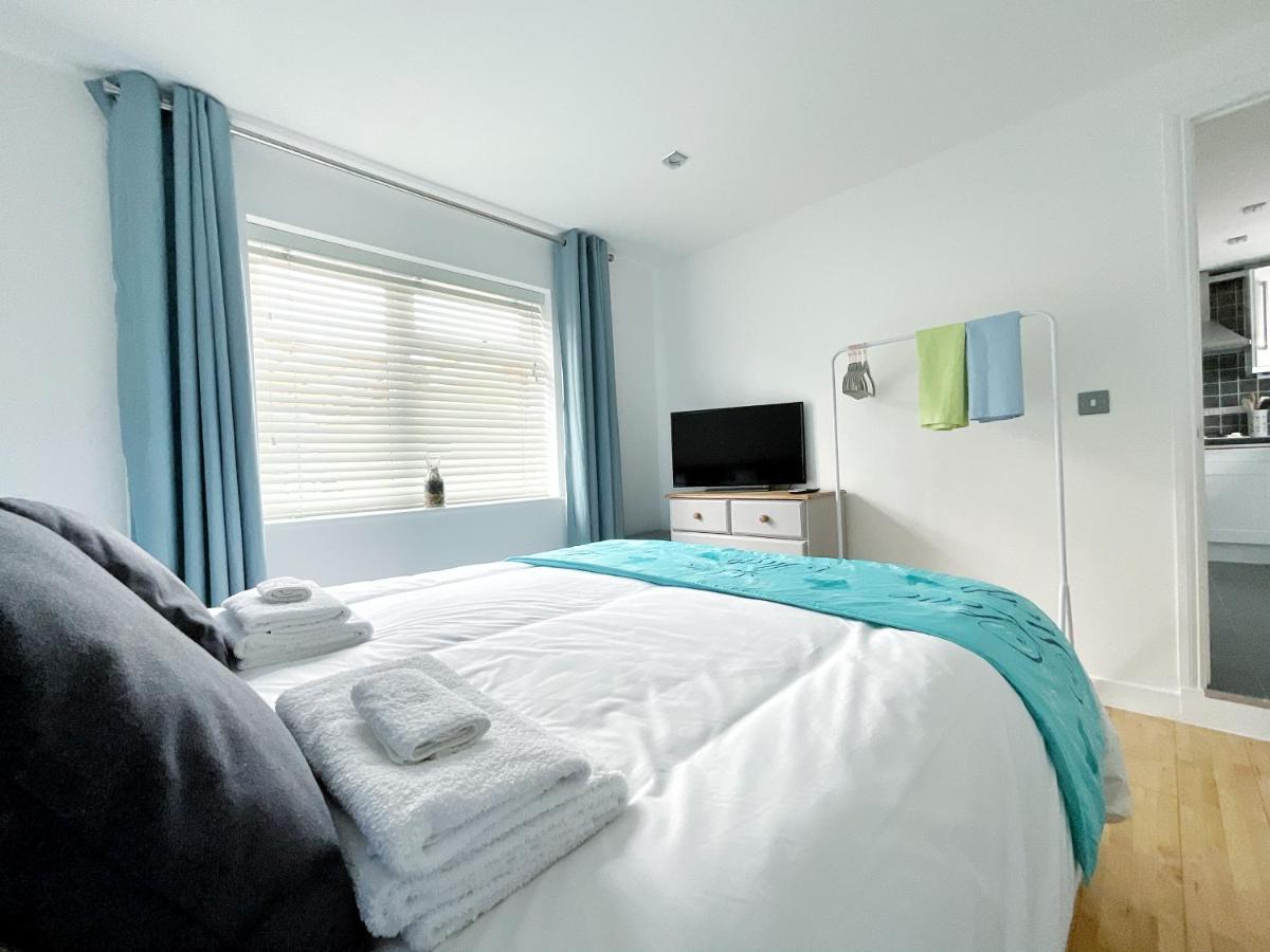 White Eden Retreat: Cozy King Bed & Pet-Friendly Oasis in Cornwall St Austell Exterior photo
