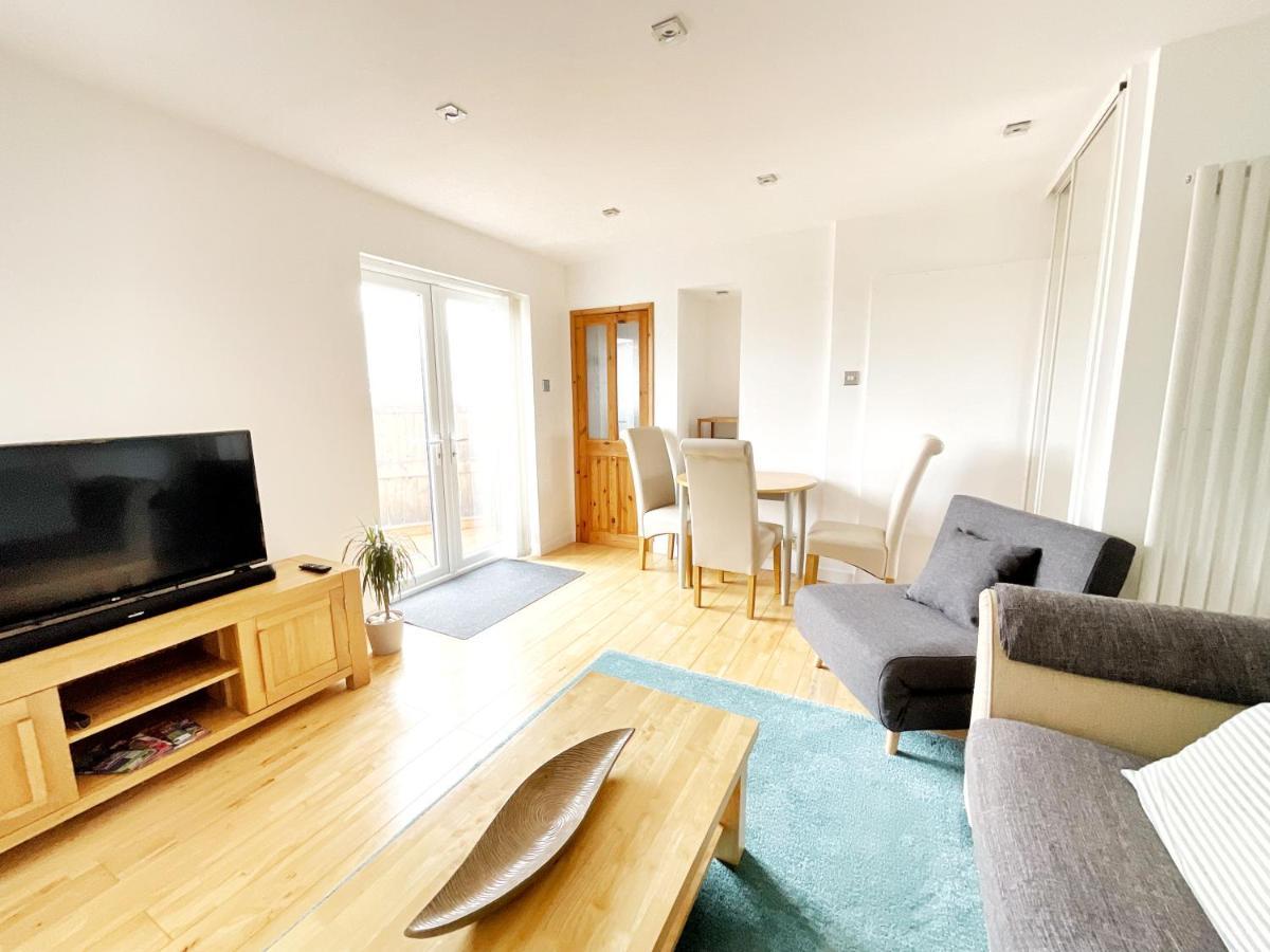 White Eden Retreat: Cozy King Bed & Pet-Friendly Oasis in Cornwall St Austell Exterior photo